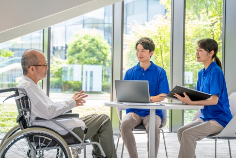 【入居希望者向け】サ高住の問題点とは？メリットや快適に過ごすコツも解説