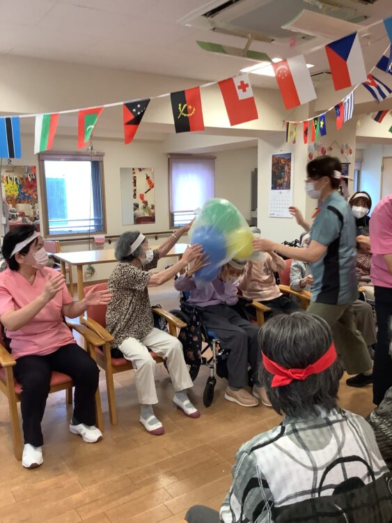 白熱のパン喰い競争は真剣勝負！秋の運動会開催！