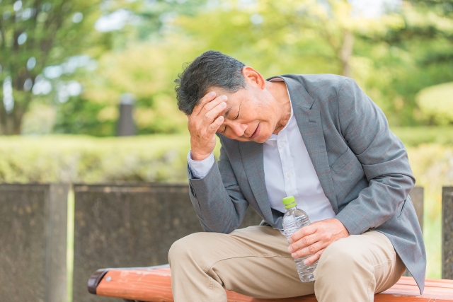 認知症の家族を介護するのがつらいときの原因と対処法｜相談先も解説