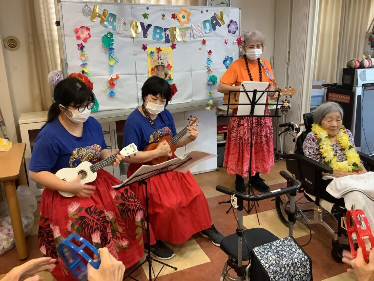 毎月恒例のお誕生日会！9月はなんとスタッフがあれを演奏！？