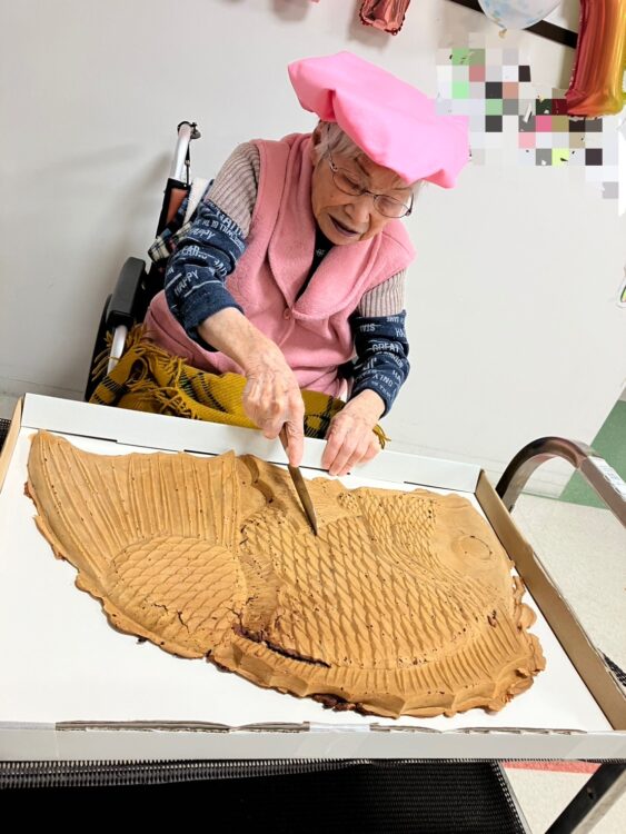 おめでタイ！？ゴールドエイジ藤枝の百歳お誕生日会で登場したのは世界一大きい鯛焼き！