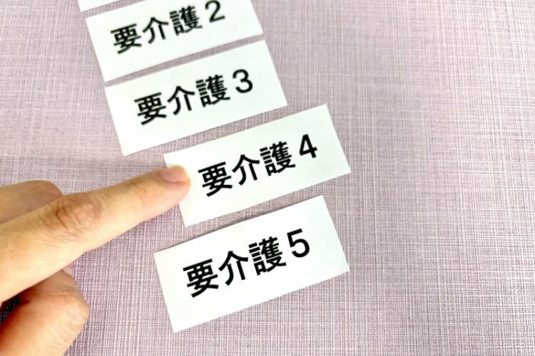 要介護4でもらえるお金はある？利用できるサービスや入所先の選択肢も解説
