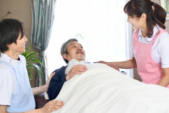 要介護5の方は特養へ優先的に入所できる？比較検討しておきたい選択肢も