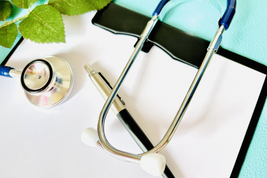 認知症グループホームと訪問看護を併用できる人とは？費用や支援内容も解説