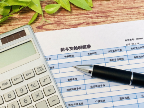 【一覧表付き】介護士の平均給料はいくら？資格・職場・勤務形態などで比較